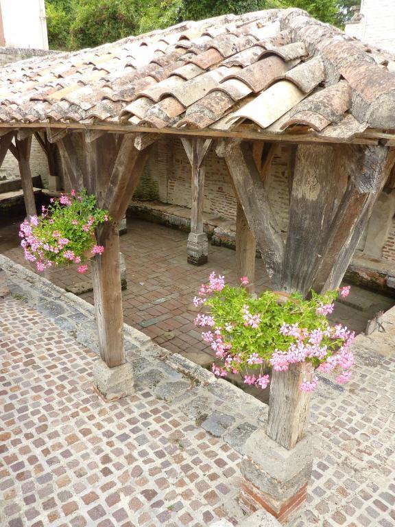 Le Dormeur Du Val Bed & Breakfast Le Mas-dʼAgenais Exterior foto